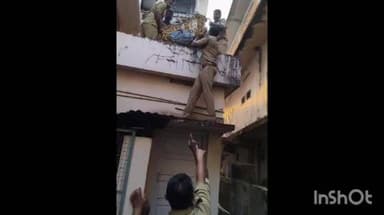 കുന്നത്തൂർ: ശാസ്താംകോട്ടയിൽ കെട്ടിടത്തിന് മുകളിൽ ഉറങ്ങാൻ കിടന്ന തൊഴിലാളിക്ക് വീണ് പരിക്ക്