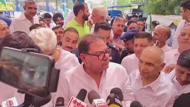 कैथल: इनेलो सुप्रीमो अभय चौटाला ने कैथल अनाज मंडी का दौरा किया, अधिकारियों को फटकार लगाई