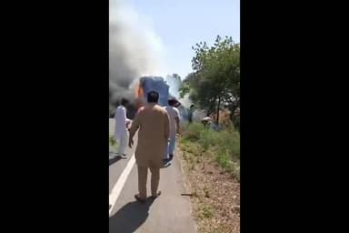 ਮਲੋਟ: ਪਿੰਡ ਔਲਖ ਨੇੜੇ ਗੱਠਾਂ ਨਾਲ ਭਰੀ ਟ੍ਰੈਕਟਰ ਟਰਾਲੀ ਨੂੰ ਲੱਗੀ ਅੱਗ