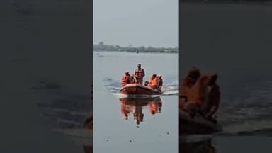 #वृन्दावन में यमुना में पलटी नाव,13की मौत के बाद लापता लोगों को तलाशती गोताखोर की टीम@