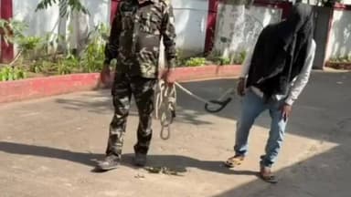 चास: बोकारो: पुष्पा हत्याकांड का आरोपी दिनेश पुलिस हिरासत में, लंगड़ाते हुए चलने का वीडियो वायरल