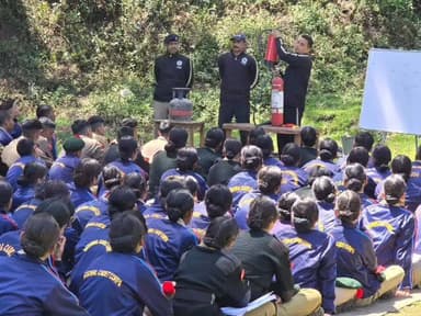 थराली: फायर सर्विस गोपेश्वर की टीम ने राजकीय इंटर कॉलेज तलवाड़ी में एनसीसी कैडेट्स को अग्नि सुरक्षा के संबंध में जागरूक किया