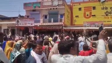 🚨 छतरपुर में हंगामा: पुलिस पर गंभीर आरोप, लाश रखकर सड़क पर चक्का जाम 🚨
#छतरपुर | थाना गौरिहार क्षेत्र में पुलिस की कार्...