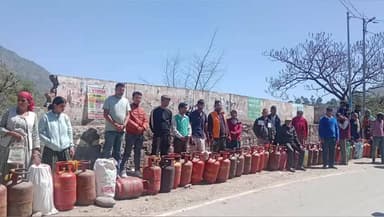 राजगढ़ी: नौगांव में आठ घंटे इंतजार के बाद गैस सिलिंडर का ट्रक नहीं आया, उपभोक्ता खाली हाथ घर लौटे
