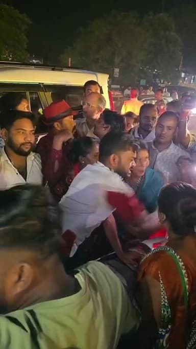 बोकारो में बवाल: जयराम महतो और स्थानीय लोगों में तीखी नोकझोंक, मोबाइल फेंकने का आरोप वायरल वीडियो में दावा
#Bokaro #Jhar...