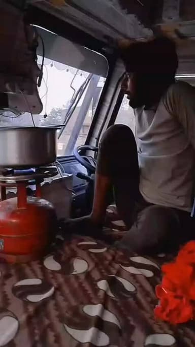 ye kannauj ka rahne wala ha icm company me trailer chlata tha jo ki kolkata se missing ha jise mile call kre 9519018735