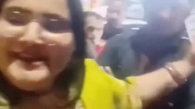 हिसार: नशे में महिला का सड़क पर हंगामा, खुद को बताया नर्सिंग ऑफिसर, यातायात बाधित
