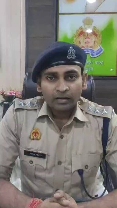 #ShamliPolice
थाना कोतवाली शामली पुलिस द्वारा जिला बदर अभियुक्त गिरफ्तार, कब्जे से चोरी की 02 मोटर साईकिल व 01 अवैध छुर...