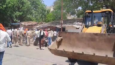 जबलपुर: गोलबाजार: 105 साल पुराने घर पर निगम का बुलडोजर, पीड़ित परिवार ने लगाई न्याय की गुहार