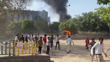 वेतन वृद्धि की मांग को लेकर श्रमिकों ने नोएडा के थाना फेस टू इलाके में जमकर हंगामा शुरू कर दिया है। जिला प्रशासन लगातार ...