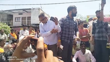 आज आनंदपुर बेंक मैं पैसे एवं पानी की समस्या को लेकर किसानों ने किया रोड जाम