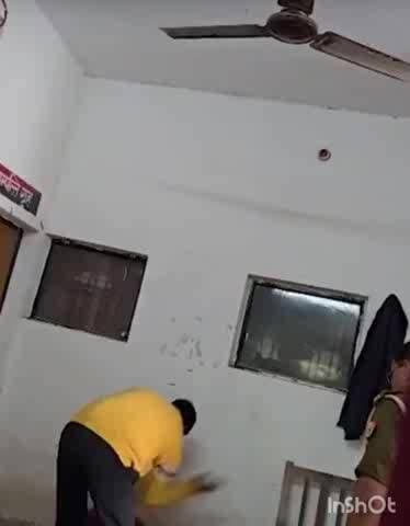 बीघापुर: बिहार थाना प्रभारी ने युवक को लातों और हाथ से पीटा, वीडियो आया सामने