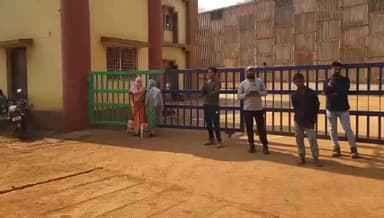 दंतेवाड़ा: किरंदुल में 12 घंटे काम और कम दिहाड़ी पर मजदूरों ने किया हड़ताल