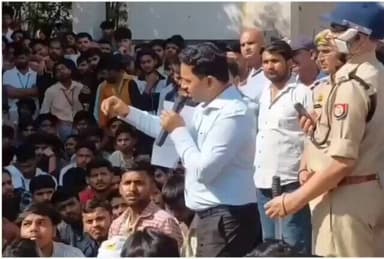 #नोएडा के बाद ग्रेटर नोएडा में भी कर्मचारियों का प्रदर्शन,सैलरी बढ़ाने की मांग पर कंपनी के बाहर धरना,आंदोलन | प्रशासन कर...