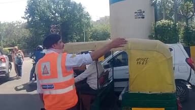 #Noida सेक्टर–62 फॉर्टिस हॉस्पिटल पर कंपनी कर्मचारियों द्वारा धरना प्रदर्शन के कारण यातायात पुलिस द्वारा सेक्टर–59 मेट्र...