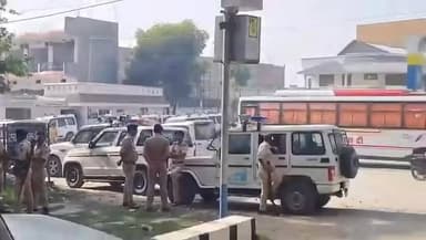 #गोपालगंज -: JDU #विधायक #पप्पू #पांडे के घर पर रेड.
#SP विनय तिवारी 5 थानों के टीम के साथ पहुंचे...अमरेंद्र उर्फ पप्पू...