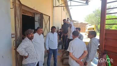 चरखी दादरी: गुणवत्ता में कमी बताकर गेहूं के बैग रिजेक्ट करने पर आढ़ती पहुंचे गोदाम, बाद में करवाए खाली