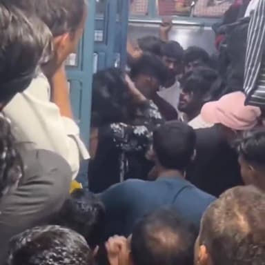 ट्रेन में पैसे मांगने के नाम पर लोगों से बदतमीजी करने वाले किन्नर को लोगों ने अच्छे से समझा दिया। #bageshwardhamsarkar #...