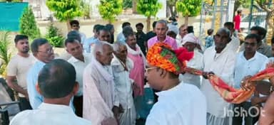 दौसा: निहालपुरा में समाज बंधुओं का सम्मान, अंबेडकर जयंती का दिया आमंत्रण