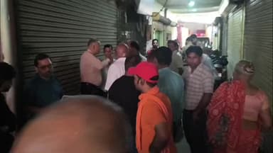 प्रतापगढ़: सदर तहसील के सामने बिना सूचना अर्बन बैंक बंद, जमापूंजी डूबने के डर से खाताधारकों ने किया हंगामा