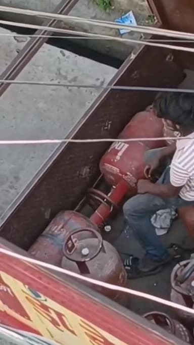 ऋषिकेश में गैस चोरी का मामला – प्रशासन कब जागेगा?
ऋषिकेश के बनखण्डी क्षेत्र में एक व्यक्ति गैस की खुलेआम चोरी करते हुए ...