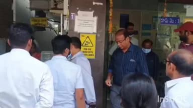 హనుమకొండలోని గౌడ ENT ఆసుపత్రి ముందు ఆందోళన, ఆపరేషన్ వికటించిందంటూ బంధువుల ఆరోపణ