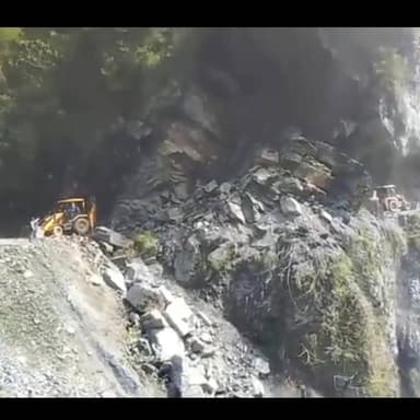 बघेईगढ़–चांजू सड़क की बहाली के लिए दोनों ओर से दो JCB मशीनें तैनात कर दी गई हैं।
जल्द मार्ग खुलने की संभावना
#tissa #vi...