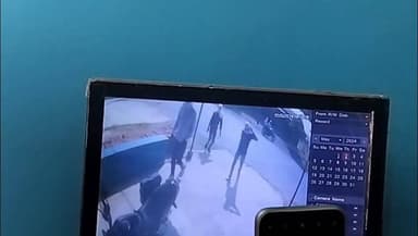 कमारडीह में तीन बाइक सवार नकाबपोश अपराधियों ने भारतीय स्टेट बैंक ऑफ इंडिया के ग्राहक सेवा केंद्र में कि लुटपाट पुलिस मीड...