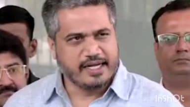 खरातच्या जमिनी विका आणि विद्यार्थ्यांच्या शिक्षणासाठी वापरा – रोहित पवार