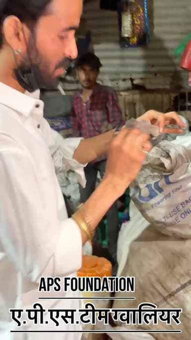 छोटे छोटे बच्चों को सिलोचना का नशा कराया जा रहा है ये दिनेश पाल कबाड़े वाले की दुकान में पिलाते है आज ए.पी.एस टीम के दुआरा एक्सन लिया गया.
#apsgurjar #gwalior #poor