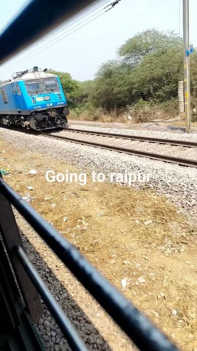 हम अपने अंदाज़ में जीते हैं,
लोग जलते हैं तो जलने देते हैं।
नाम कमाया है मेहनत से हमने,
इसलिए आज भी सर उठाकर चलते हैं।
#...