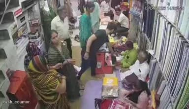 ज्ञानपुर: गोपीगंज बाजार में खरीदारी के दौरान पर्स से डेढ़ लाख की जेवर चोरी, सीसीटीवी में कैद संदिग्ध महिला