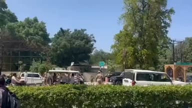 #अयोध्या में गजब हो गया।
अयोध्या के महापौर महंत गिरीश पति त्रिपाठी अपने सरकारी आवास पर पार्षदों की बैठक करते रहे गए,
उधर...