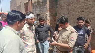 #फर्रुखाबाद ब्रेकिंग
युवक की पीट पीट कर हत्या करने का मामला
युवक का पोस्टमार्टम के बाद घर पहुंचा शव
परिजनो ने अंतिम स...