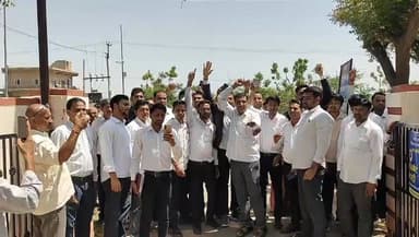 आक्रोशित वकीलों ने एसपी कार्यालय पर जलाया ज्ञापन, पुलिस के बहिष्कार का ऐलान #live #viral #police