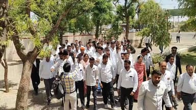 आक्रोशित वकीलों ने एसपी कार्यालय पर जलाया ज्ञापन, पुलिस के बहिष्कार का ऐलान #live #viral #police