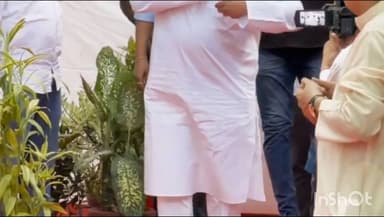 मुंबई: डॉ. बाबासाहेब आंबेडकर यांच्या जयंतीनिमित्त राज ठाकरे यांनी समाज आणि राजकारण्यांचे कान टोचले आहेत.