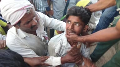 rikshaw wale gali dete hue tanki walo ko
black mein tanki beach rahe hai
Brajesh