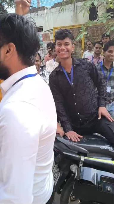 34 a bi perel global staff manwani workero ke sath karta