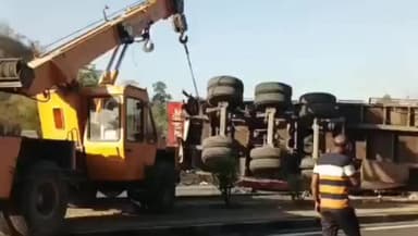 कोटड़ा: गोगुंदा से पिंडवाड़ा हाईवे पर भीषण हादसा, ट्रक ने कार को मारी टक्कर, सास व दामाद की मौके पर मौत, एक मासूम सहित तीन घायल