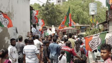 কলকাতা: ই এম বাইপাসের ধাপায় প্রচারে উত্তেজনা, তৃণমূল-বিজেপি সংঘর্ষে ধুন্ধুমার পরিস্থিতি