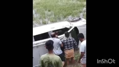 വൈക്കം: ഇടയാഴം കല്ലറ റോഡിൽ വല്യാറ ഭാഗത്ത് കുടുംബം സഞ്ചരിച്ച കാർ വൈദ്യുതി പോസ്റ്റിൽ ഇടിച്ഛ് പാടത്തേക്ക് മറിഞ്ഞു