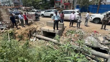 नवनिर्मित पुल से बाधित जल निकासी, नीलांचल कॉलोनी में जलभराव की समस्या, महापौर संजीव सिंह ने किया निरीक्षण।