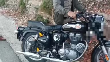 बेरीनाग: वाहन चेकिंग के दौरान बेरीनाग पुलिस ने अवैध साइलेंसर के खिलाफ की सख्त कार्रवाई