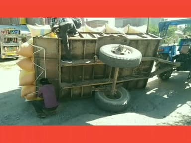 👍👍 घोर अंधेर : ताजा खबर: नवनिर्मित राष्ट्रीय राजमार्ग 234 के जानलेवा गड्ढ़ों में असंतुलित होकर भूसा लदा ट्रैक्टर पलटा