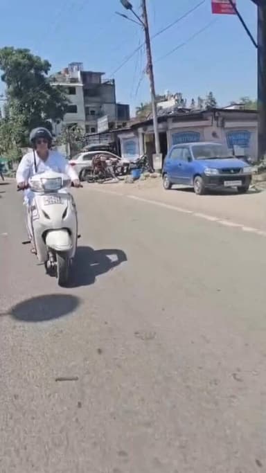 ऋषिकेश में सभी जाम से परेशान है यहां तक कि हमारे माननीय विधायक जी भी।
जाम से बचने के लिए उन्होंने फोर व्हीलर को छोड़कर ट...