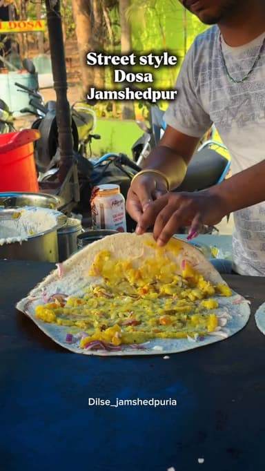 Desi Foodie Mood 😋🔥
From the sound of the tawa to the aroma of chutney… pure magic! 🤤
Street style dosa in Jamshedpur hi...