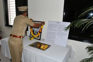 पोलीस अधीक्षक कार्यालय येथे डॉ. बाबासाहेब आंबेडकर जयंती साजरी करण्यात आली. यावेळी उपस्थितांनी डॉ. बाबासाहेबांना अभिवादन ...