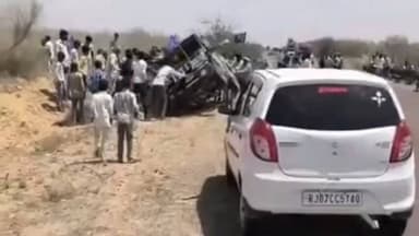 पूंगल: रेली में स्टंट करते समय कैम्पर गाड़ी पलटी, कई लोग हुए चोटिल