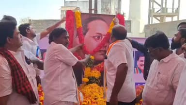 திண்டிவனம்: திண்டிவனத்தில் அம்பேத்கர் பிறந்த நாளை முன்னிட்டு திருவுருவ படத்திற்கு மாலை அணிவித்து மரியாதை செலுத்திய நாடாளுமன்ற உறுப்பினர் மற்றும் திண்டிவனம் விசிக